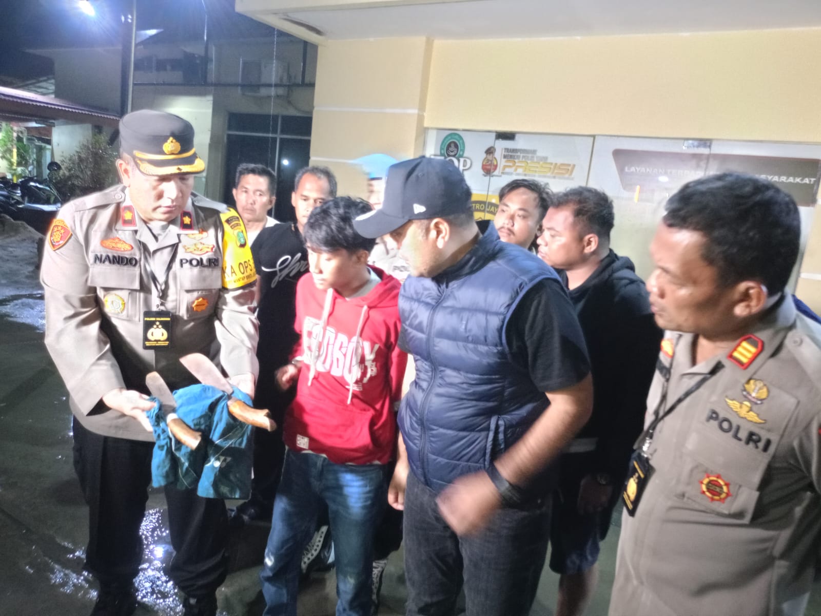 Terduga pelaku pembacokan berikut barang bukti berhasil di amankan polisi