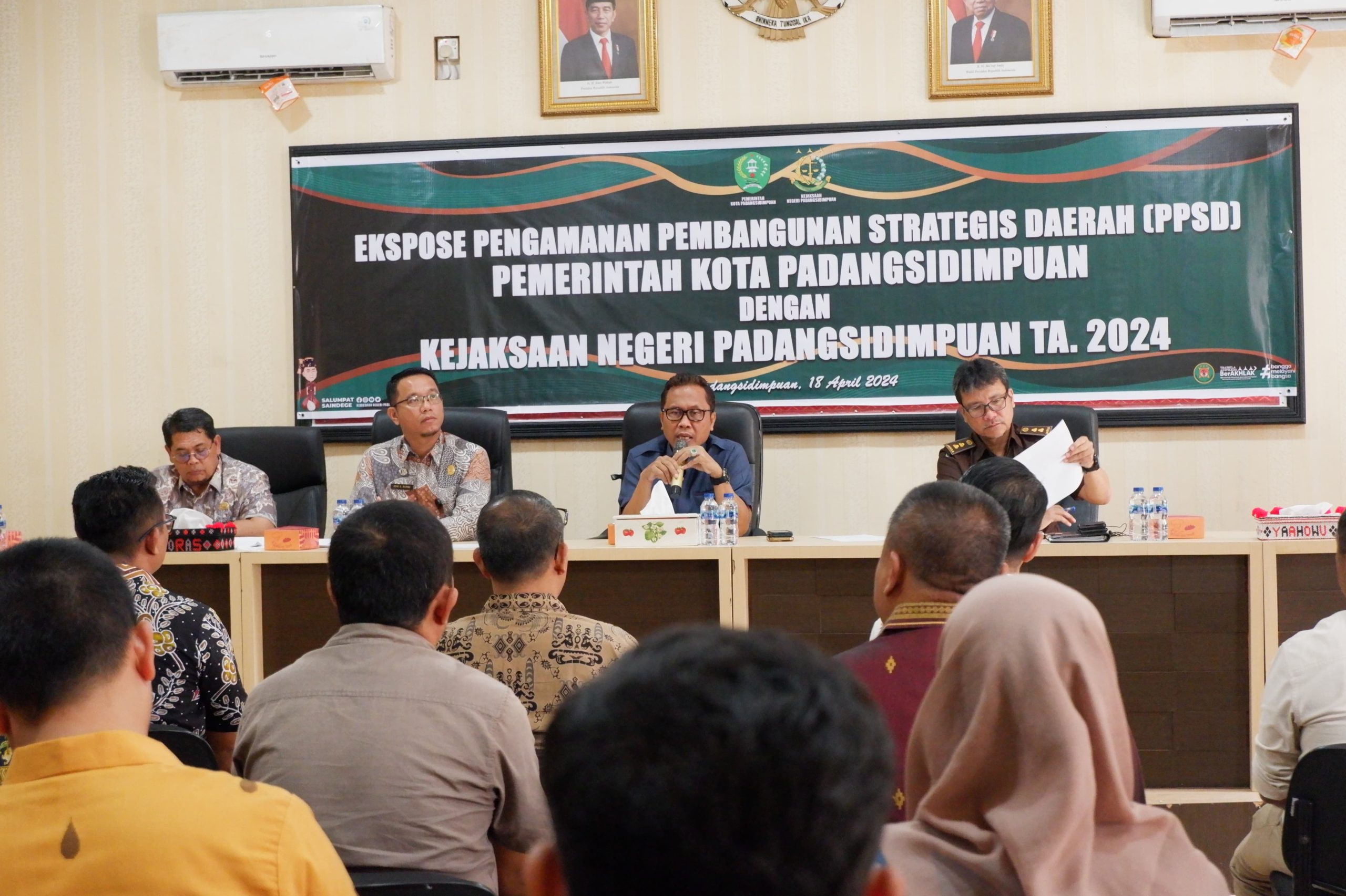 Di hadapan Plt Sekda, Roni Gunawan Rambe, dan lainnya, Kajari Padangsidimpuan, Dr Lambok MJ Sidabutar, memaparkan kegiatan PPSD