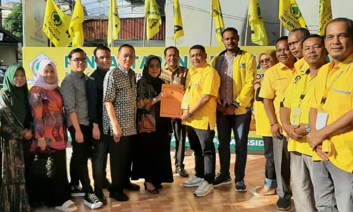 Mantan Kadis LH, Syahraini Lubis, bersama suami, dan keluarga besar, saat mengambil formulir pendaftaran yang diserahkan langsung oleh Ketua Tim Panitia Penjaringan dan Pendaftaran Balon Wali Kota dan Wakil Wali Kota dari DPD Partai Golkar Padangsidimpuan, Mulyadi Sofyan Lubis, didampingi anggota