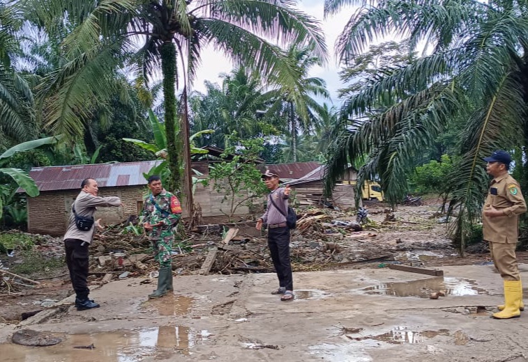 Beginilah suasana seusai banjir surut di Desa Gunung Baringin, Kecamatan Angkola Selatan, Kabupaten Tapanuli Selatan