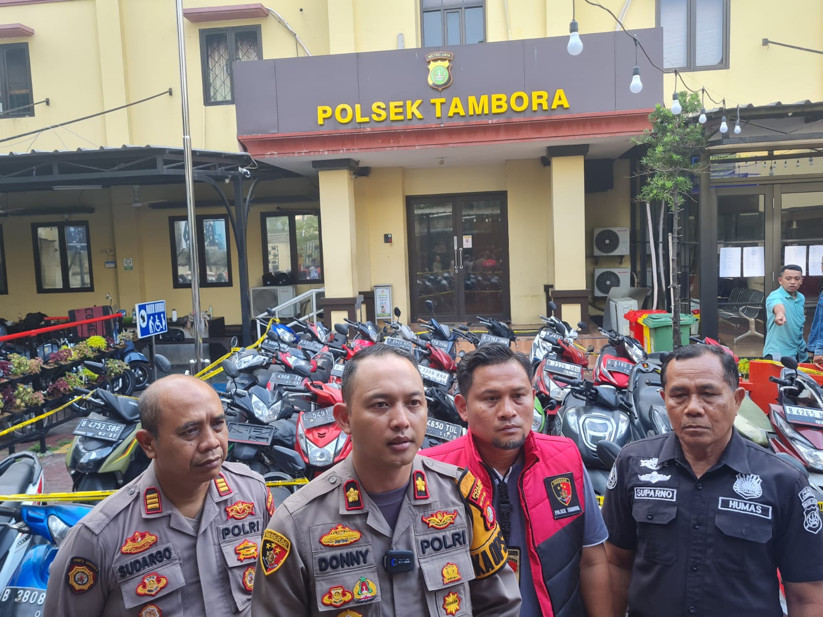 Kapolsek Tambora Jakarta Barat, Kompol Donny Agung Harvida didampingi Kanit Reskrim, AKP Rachmad Wibowo