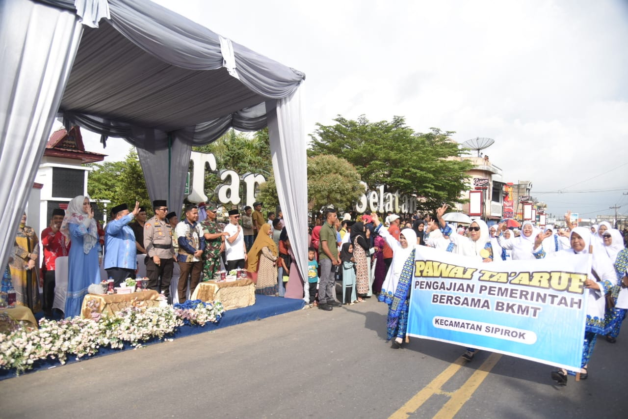 Kehangatan dan keceriaan Bupati, Dolly Pasaribu, dan TP PKK, Ny Rosalina Dolly Pasaribu, saat menyambut peserta Pawai Ta'aruf di Alun-alun Adian Pardomuan, Kecamatan Sipirok