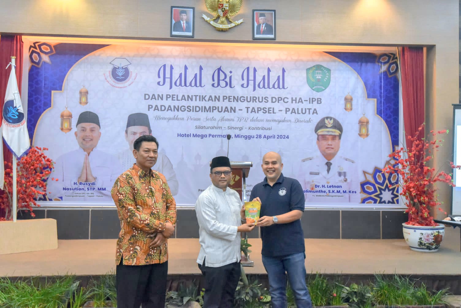 (Dari kiri ke kanan) Ketua DPRD Padangsidimpuan, Siwan Siswanto, bersama Pj Wali Kota, Letnan Dalimunthe, dan Ketua HA IPB, Rusydi Nasution, yang juga Wakil Ketua DPRD dalam Halal Bihalal Alumni IPB