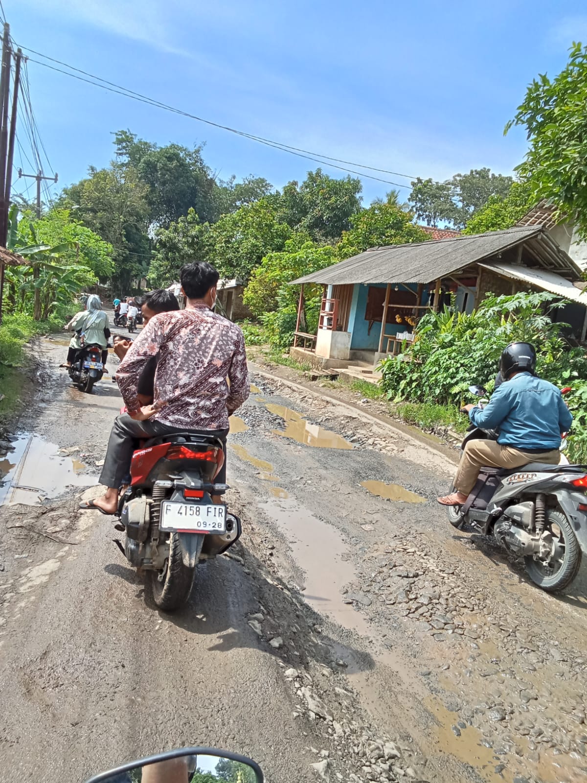 Kondisi Jalan Raya Cilejet Desa Batok Tenjo yang menjadi jalan utama masyarakat sekitar