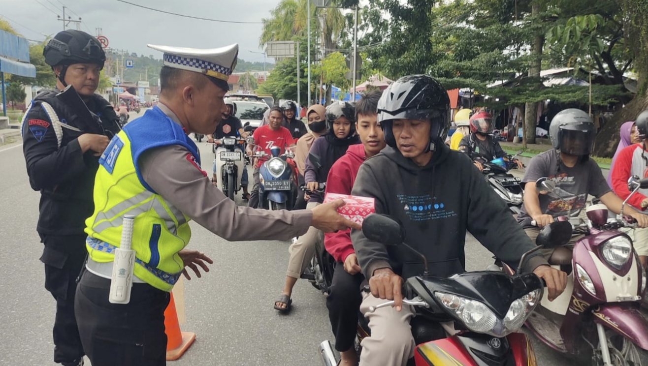 Suasana pembagian takjil oleh satuan petugas ops ketupat 2024