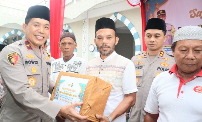 Waka Polda Sumut, Brigjen Pol Rony Samtana, didampingi Kapolres Tapsel, AKBP Yasir Ahmadi, menyerahkan bantuan sosial ke sejumlah warga Pra Sejahtera saat Safari Ramadan yang dirangkai dengan sahur bareng di Masjid Jami' Al Hidayah, Desa Parsalakan, Kecamatan Angkola Barat, Kabupaten Tapsel