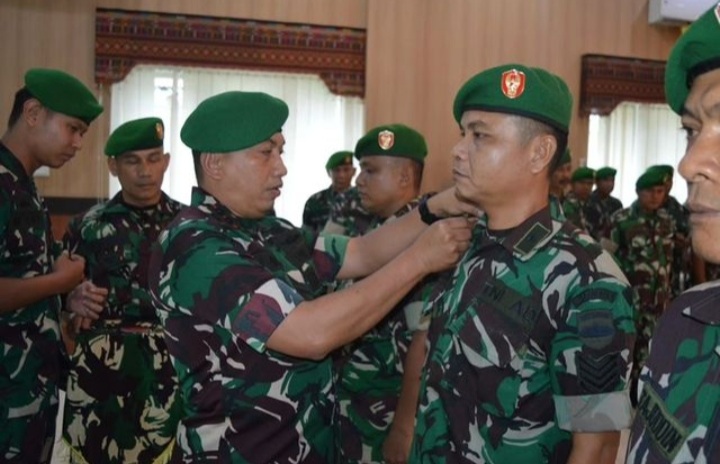 Dandim 0212/Tapsel, Letkol Inf Amrizal Nasution, saat menyematkan pangkat setingkat lebih tinggi ke prajurit