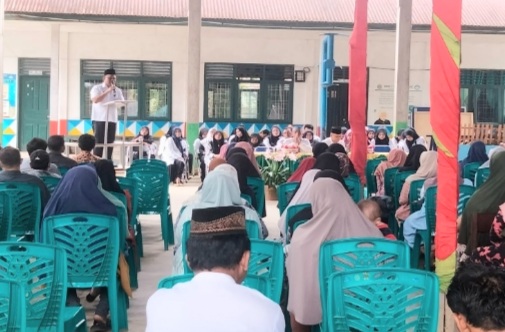 Kepala SMAN 1 Angkola Barat, Salamat Siregar, memberi arahan ke orangtua/wali murid saat mengundang mereka di hari terakhir UAS guna mencegah aksi corat-coret baju siswa