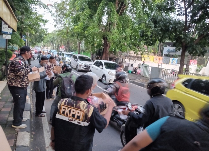 KB FKPPI Rayon Kebon Jeruk Jakarta Barat saat membagikan paket takjil di depan Komplek Kodam Kebon Jeruk