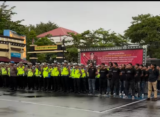 Pelaksanaan apel kesiapan pengamanan malam takbiran Idul Fitri 1445 H oleh Polrestabes Makassar di halaman Polrestabes Makassar.