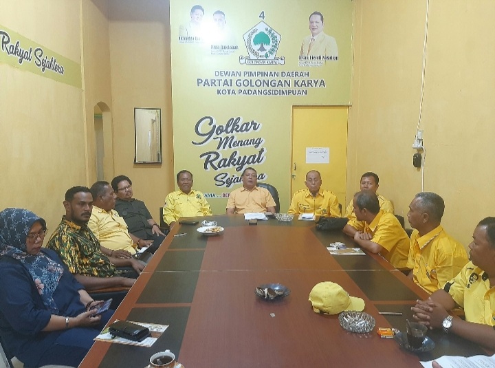 Tim Penjaringan DPD Partai Golkar Padangsidimpuan di sela konferensi pers guna mengumumkan pembukaan pendaftaran dan penjaringan Balon Wali Kota dan Wakil Wali Kota