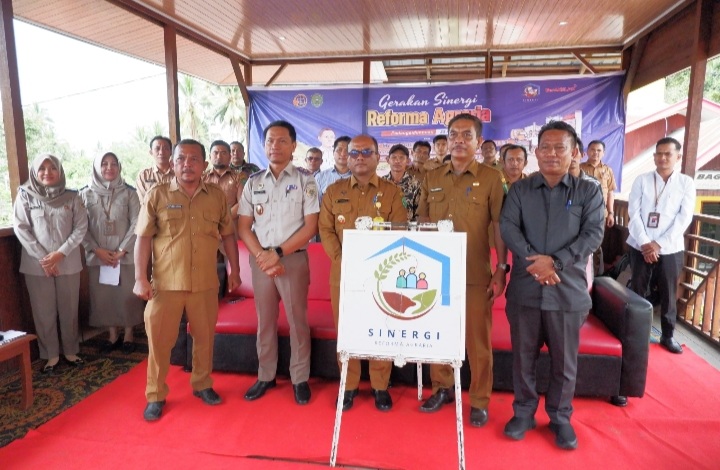 Pj Wali Kota Padangsidimpuan, Letnan, bersama Kepala BPN, Daniel, Kepala Dinas Pertanian Padangsidimpuan, Edi Darwan, dan Kepala Desa Sabungan Sipabangun, Safruddin Harahap, usai pemasangan puzzle dalam sosialisasi GSFA