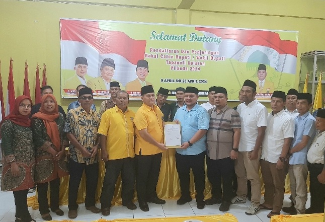 Abdul Basith Dalimunthe, Ketua DPC Partai Gerindra Tapsel sekaligus Ketua DPRD Tapsel bersama rombongan saat mendaftar Balon Bupati Tapsel yang diterima Ketua Tim Penjaringan Pilkada Tapsel 2024, Arman Syah Nasution, dan anggota