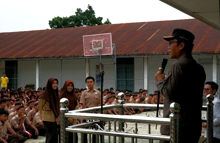 Kajari, Dr Lambok MJ Sidabutar, saat menyentuh langsung ratusan siswa SMAN 4 Padangsidimpuan lewat sosialisasi hukum terkait UU ITE bertajuk JMS