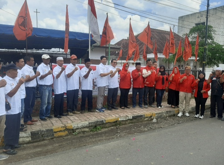 Jon Sujani Pasaribu bersama Tim Poda Na Lima usai mendaftar Balon Wali Kota yang diterima Ketua DPC PDI Perjuangan Padangsidimpuan, Taty Ariyani Tambunan, bersama Tim Penjaringan Balon Kepala Daerah