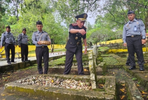 Momen saat Kalapas Kelas IIB Padangsidimpuan, Japaham Sinaga, menggelar tabur bunga di TMP dalam rangka memperingati HBP ke-60