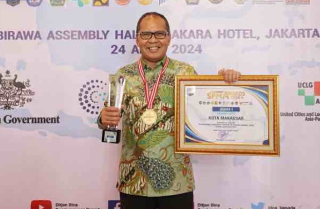 Danny Pomanto saat menerima penghargaan SPM awards 2024 di Jakarta.