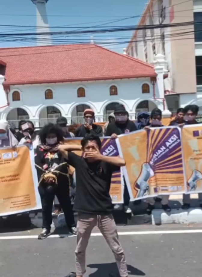 Puluhan jurnalis di Sulawesi Selatan (Sulsel) yang tergabung dalam Koalisi Advokasi Jurnalis (KAJ) Sulawesi Selatan (Sulsel) menggelar aksi damai di depan Pengadilan Negeri (PN) Makassar, Kota Makassar.