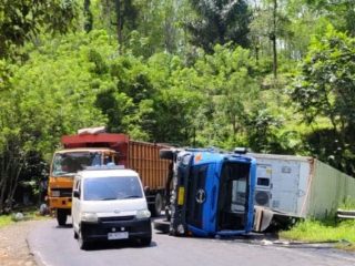 Beginilah kondisi Truk pembawa es krim yang terbalik di Jalan Lintas Sumatera di Desa Simirik, Kecamatan Batunadua, Kota Padangsidimpuan