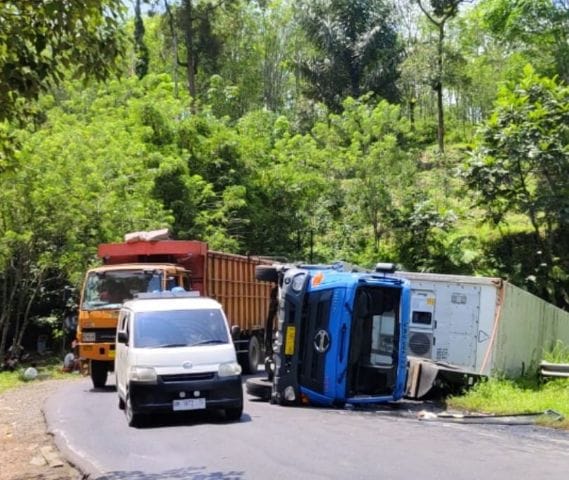 Beginilah kondisi Truk pembawa es krim yang terbalik di Jalan Lintas Sumatera di Desa Simirik, Kecamatan Batunadua, Kota Padangsidimpuan