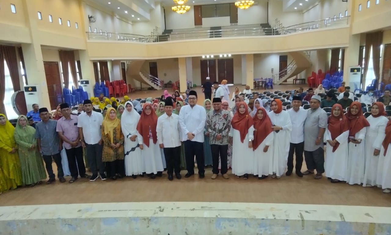 Pj Bupati Parigi Moutong, Richard Arnaldo, foto bersama peserta Halal Bi Halal Majelis Ta'lim Apotonio.