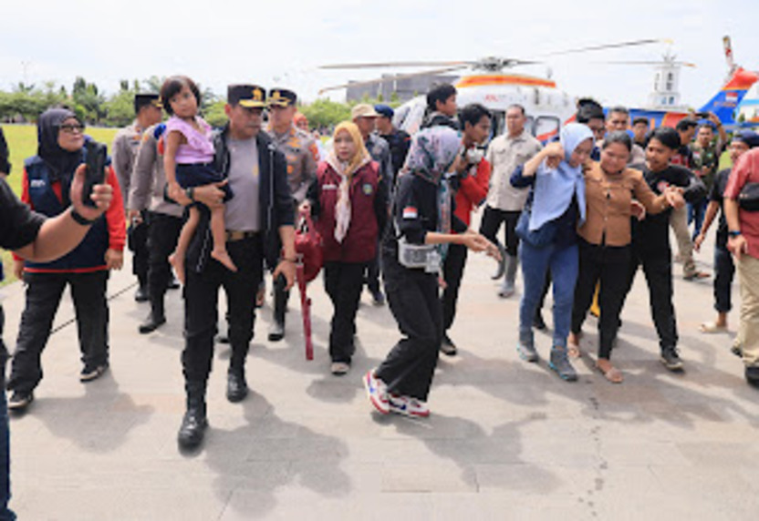 Kapolda Sulsel, Irjen Andi Rian R Djajadi saat di lokasi bencana alam Luwu.