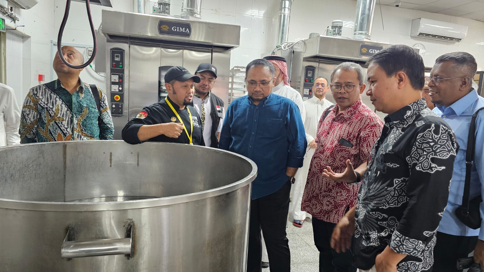 Menteri Agama, Yaqut Cholil Qoumas saat mengecek dapur katering di Madinah