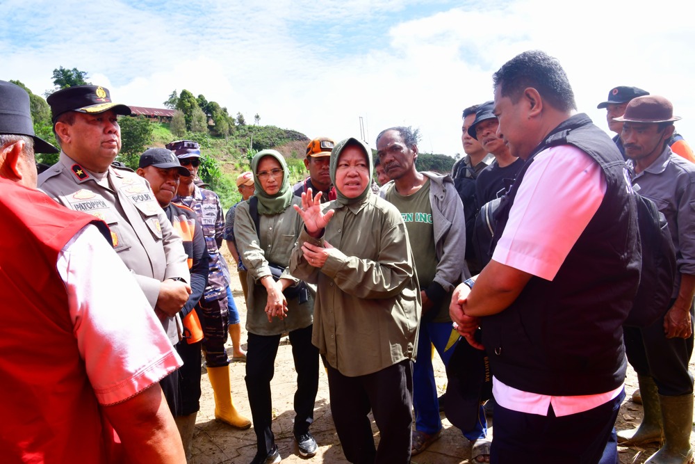 Mensos Risma Apresiasi Penanganan Bencana Banjir dan Longsor di Sulsel.