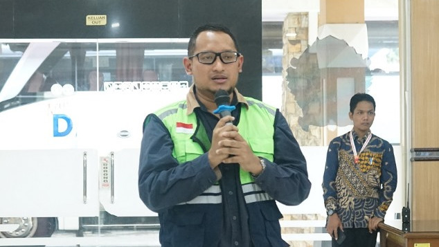 Vice President Umrah dan Haji Garuda Indonesia, Ubay Ihsandi saat menyampaikan permohonan maaf atas keterlambatan penerbangan jemaah haji Embarkasi Solo menuju Tanah Suci.