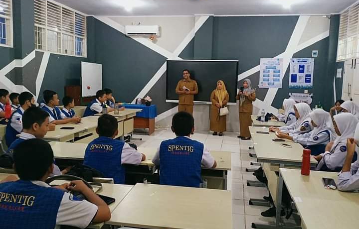 Diskominfo Makassar sosialisasi literasi di anak SMP.