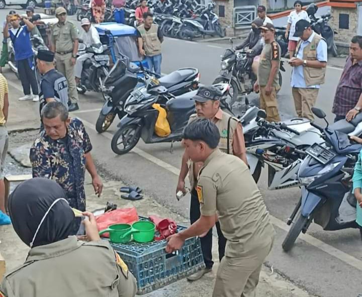 Tim Terpadu dari Satpol PP, Dinas Perdagangan, dan Dinas Perhubungan, saat melakukan penertiban PKL di seputaran Jalan Thamrin hingga ke Tugu Salak, Kota Padangsidimpuan, pada Jumat (28/04/2023) lalu