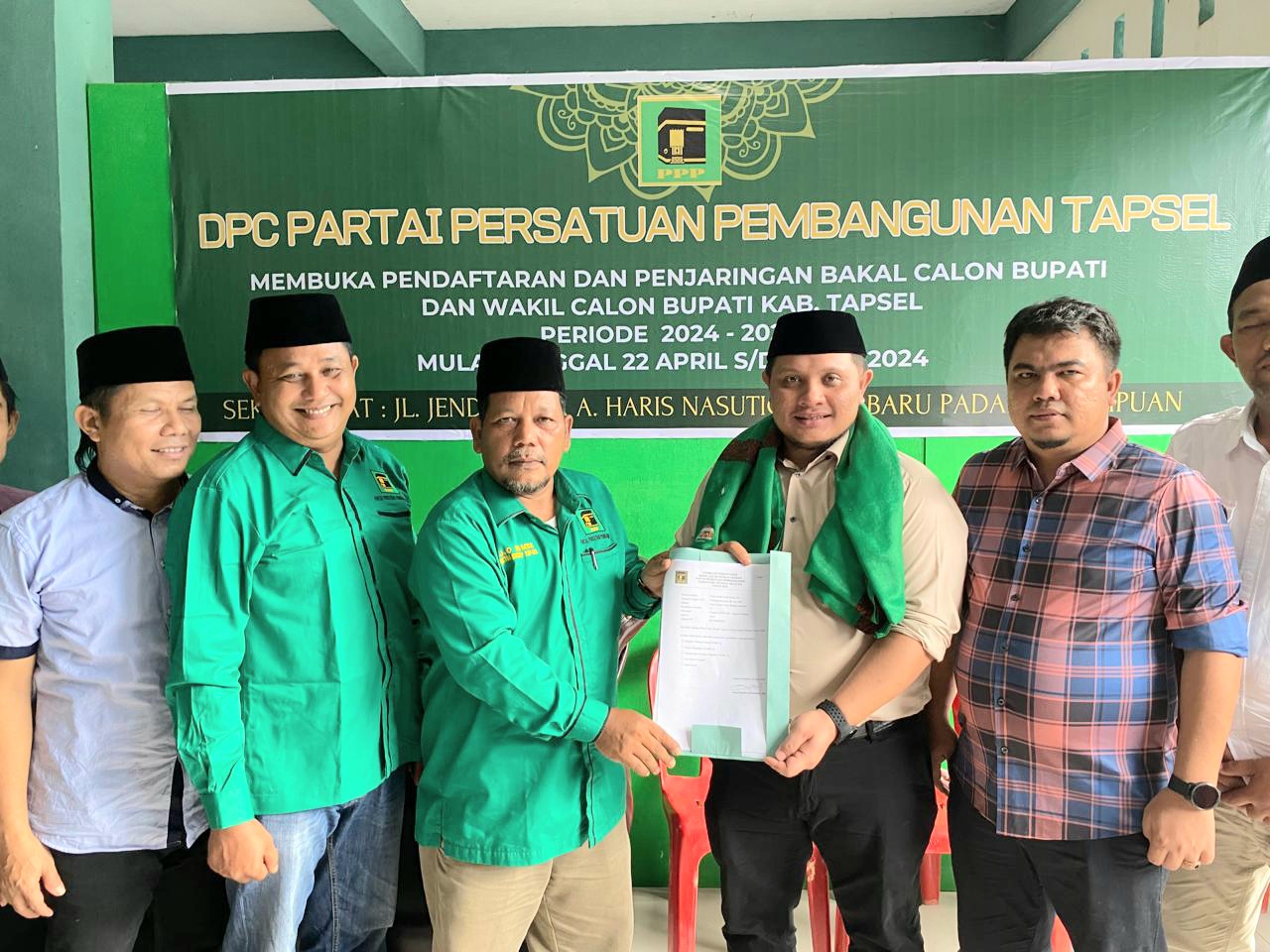 Ketua DPRD Tapsel, Abdul Basith Dalimunthe, bersama rombongan saat mendaftar sebagai Bacalon Bupati yang diterima oleh Ketua DPC PPP Tapsel, Jumadil Oloan Rambe, bersama Sekretaris, H Baginda Pulungan, dan lainnya