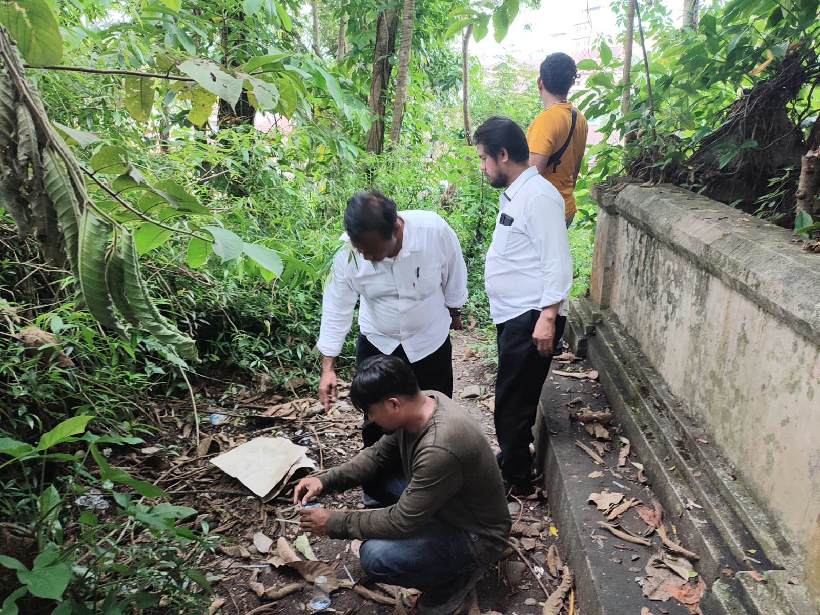 KBO Sat Resnarkoba Polres Padangsidimpuan, Ipda Dilwan Iskandar Hasibuan, dan Tim lainnya, saat menggerebek salah satu lokasi yang diduga kuat kerap jadi tempat penyalahgunaan narkotika