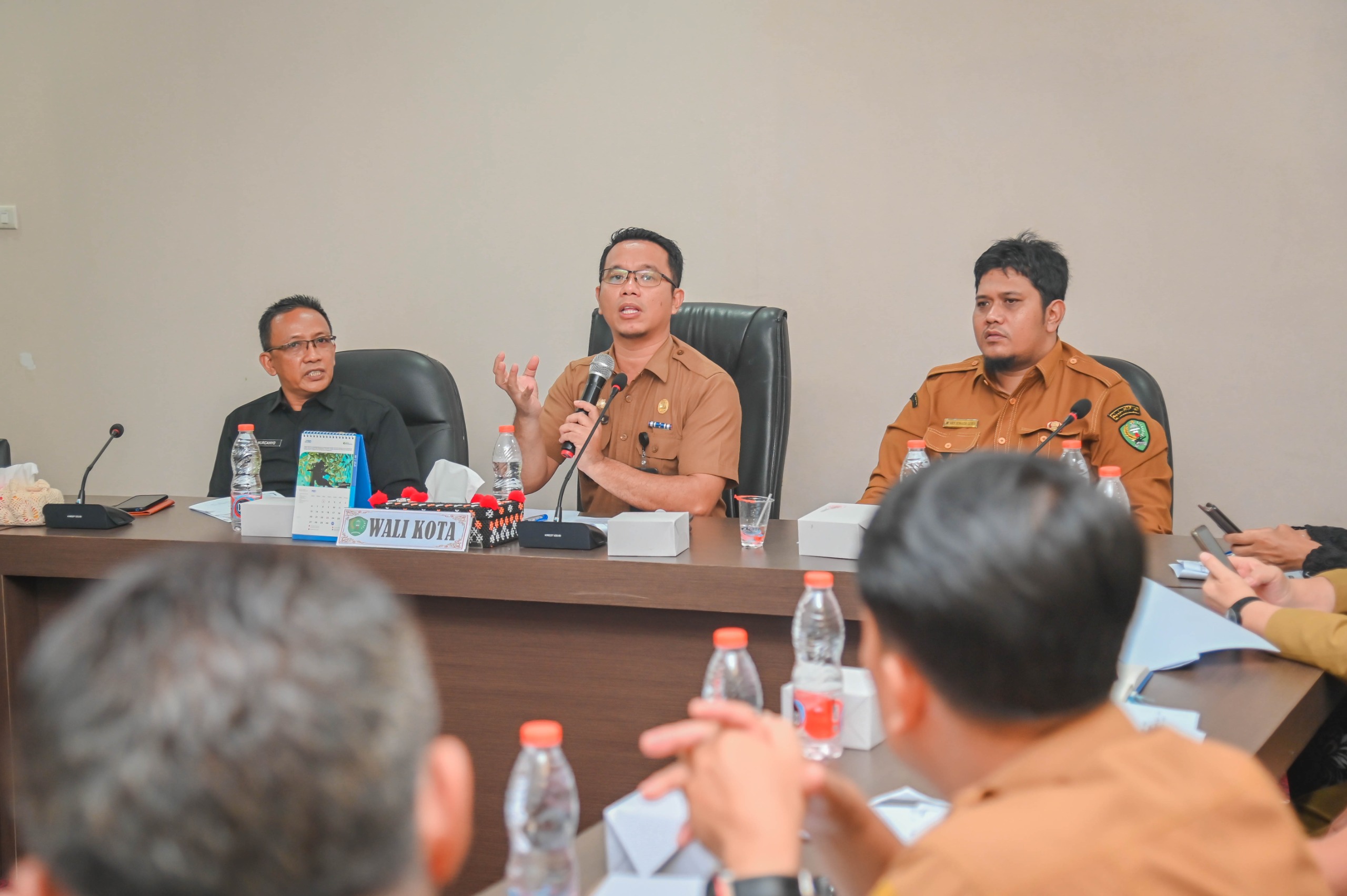 Plt Sekdako, Roni Gunawan Rambe, didampingi Kepala Dinas Kominfo, Nurcahyo B Susetyo, dan Sekretaris BKPAD, Pawitno, saat memberikan arahan ke tiap-tiap OPD guna peningkatan penerapan SPBE di Pemko Padangsidimpuan