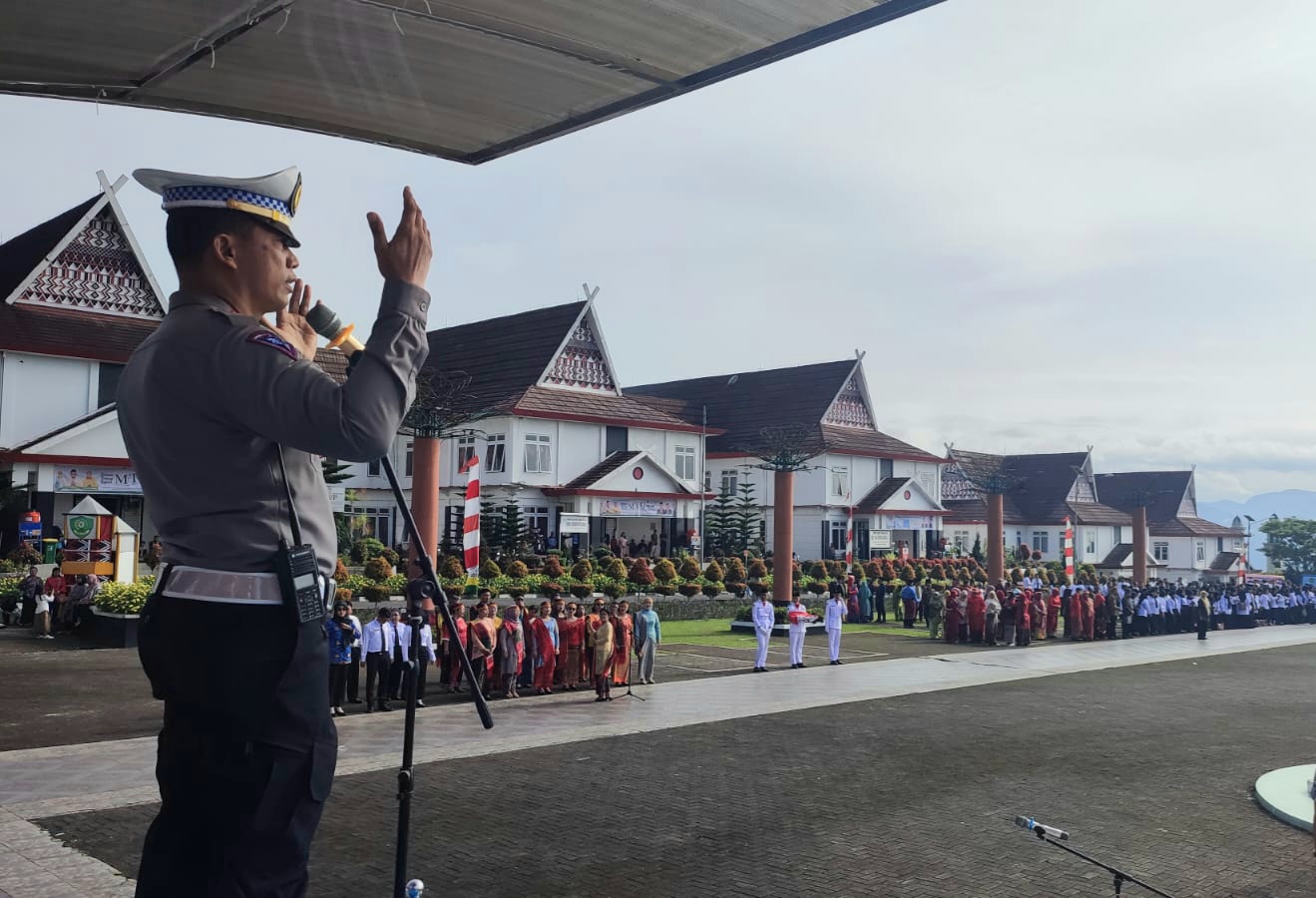 Kasat Lantas Polres Tapsel, AKP Danil Saragih, saat memberi himbauan ke para ASN, Pegawai, dan Staf Pemkab Tapsel, untuk gelorakan tertib berlalulintas di momen Hardiknas ke-77 di Lapangan Parade Kantor Bupati setempat