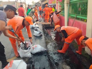 Antisipasi Banjir, Polsek Kalideres dan Tiga Pilar Galang Kerja Bakti di Jalan Kamal Raya