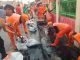 Antisipasi Banjir, Polsek Kalideres dan Tiga Pilar Galang Kerja Bakti di Jalan Kamal Raya