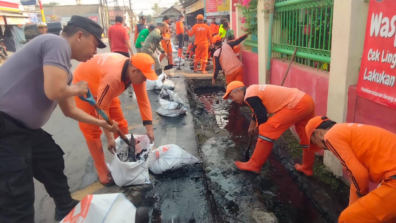 Polsek Kalideres bersama 3 Pilar dan warga sekitar bergotong-royong lakukan kerja bakti