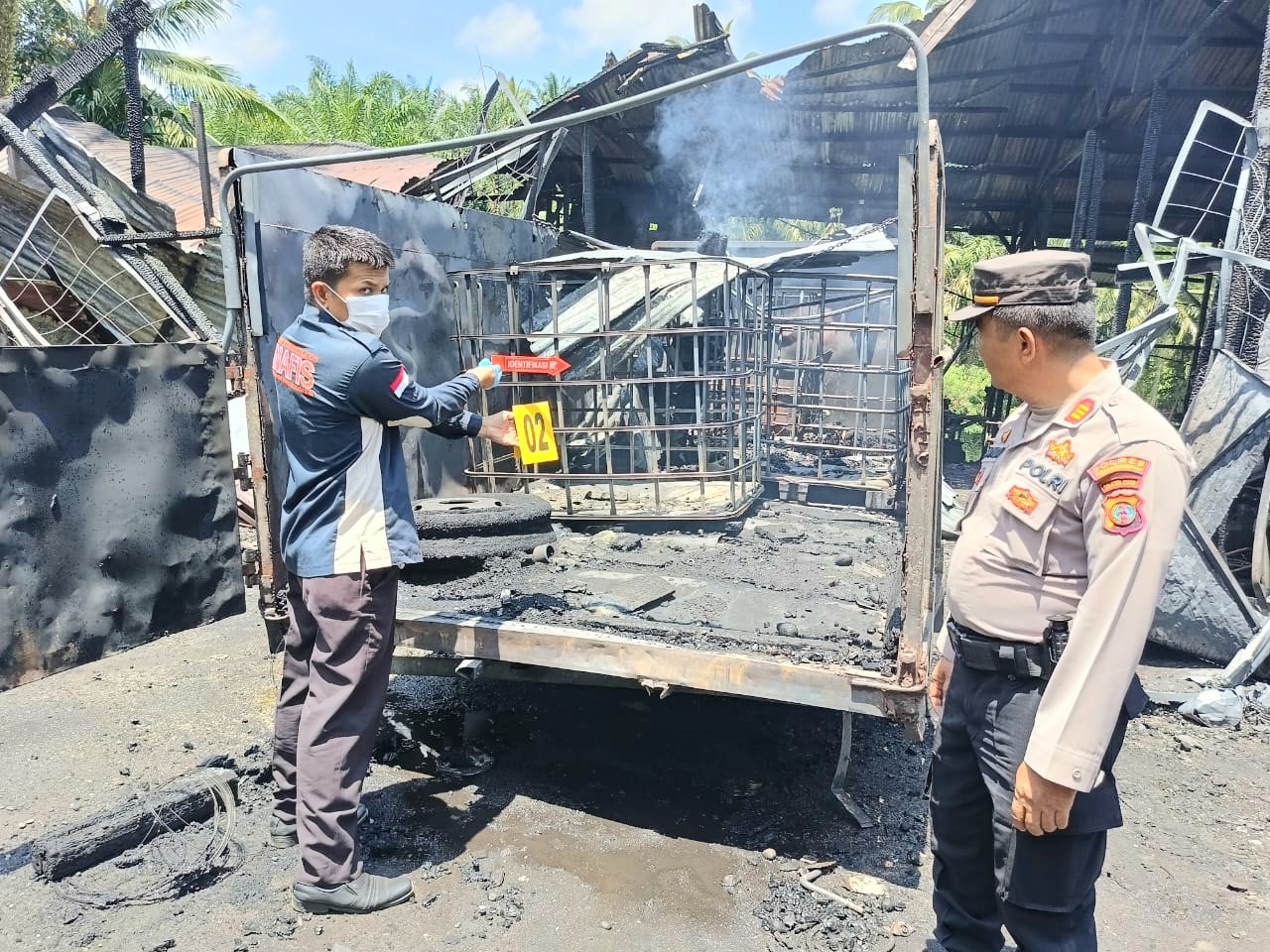 Kapolsek Batunadua, AKP Andi Gustawi, bersama Tim Inafis dari Polres Padangsidimpuan saat melakukan olah TKP di lokasi kejadian kebakaran yang menghanguskan 7 unit bangunan di Kota Sidimpuan