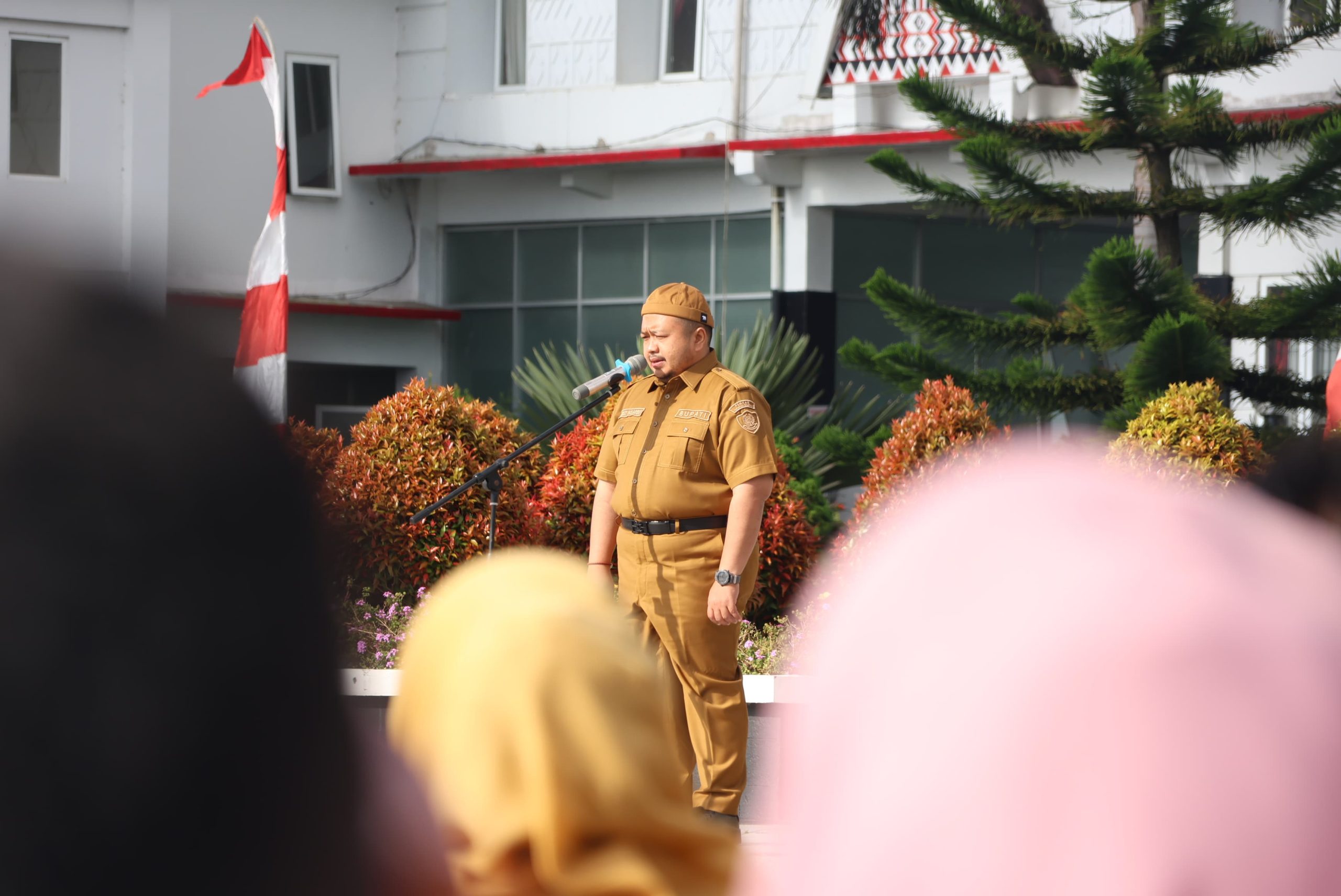 Bupati Tapsel, Dolly Pasaribu, saat memimpin Apel pagi gabungan bersama jajarannya