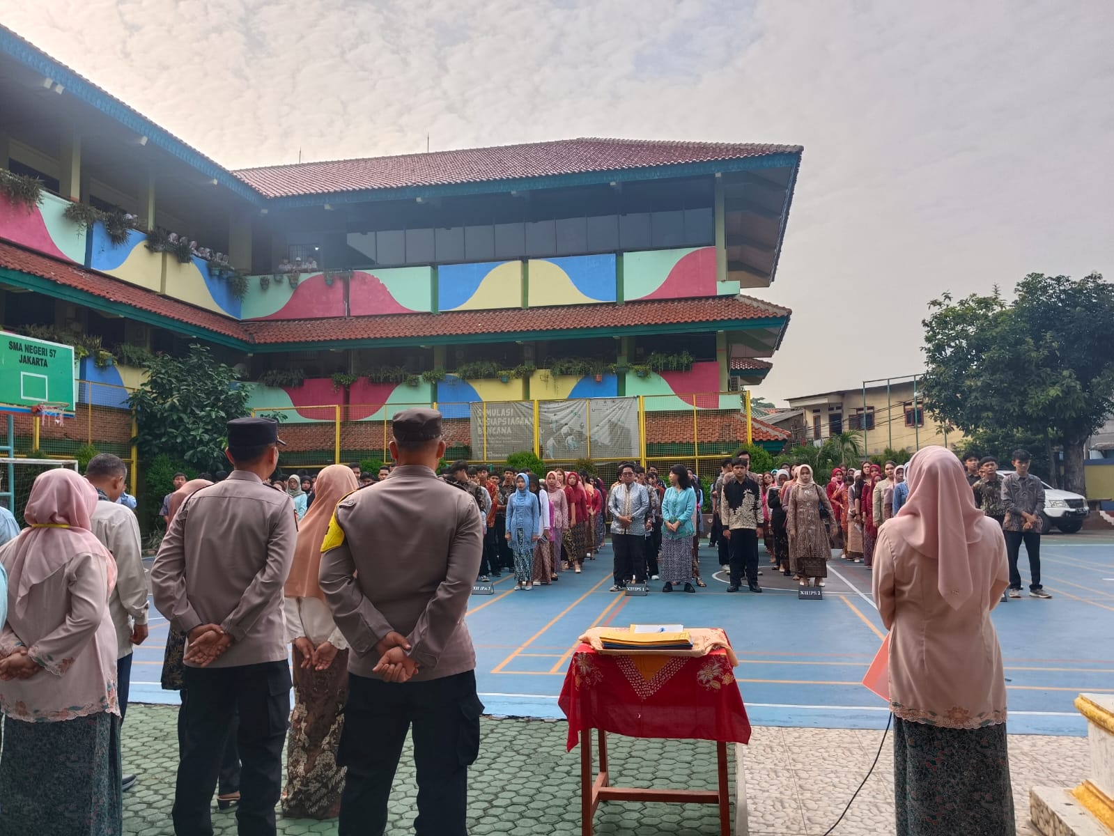 Bhabinkamtibmas Kedoya Utara Polsek Kebon Jeruk Aiptu Turyono turut mendampingi Kapospol Kedoya Utara Ipda Bahrudin SH dalam acara pelepasan siswa-siswi SMA 57