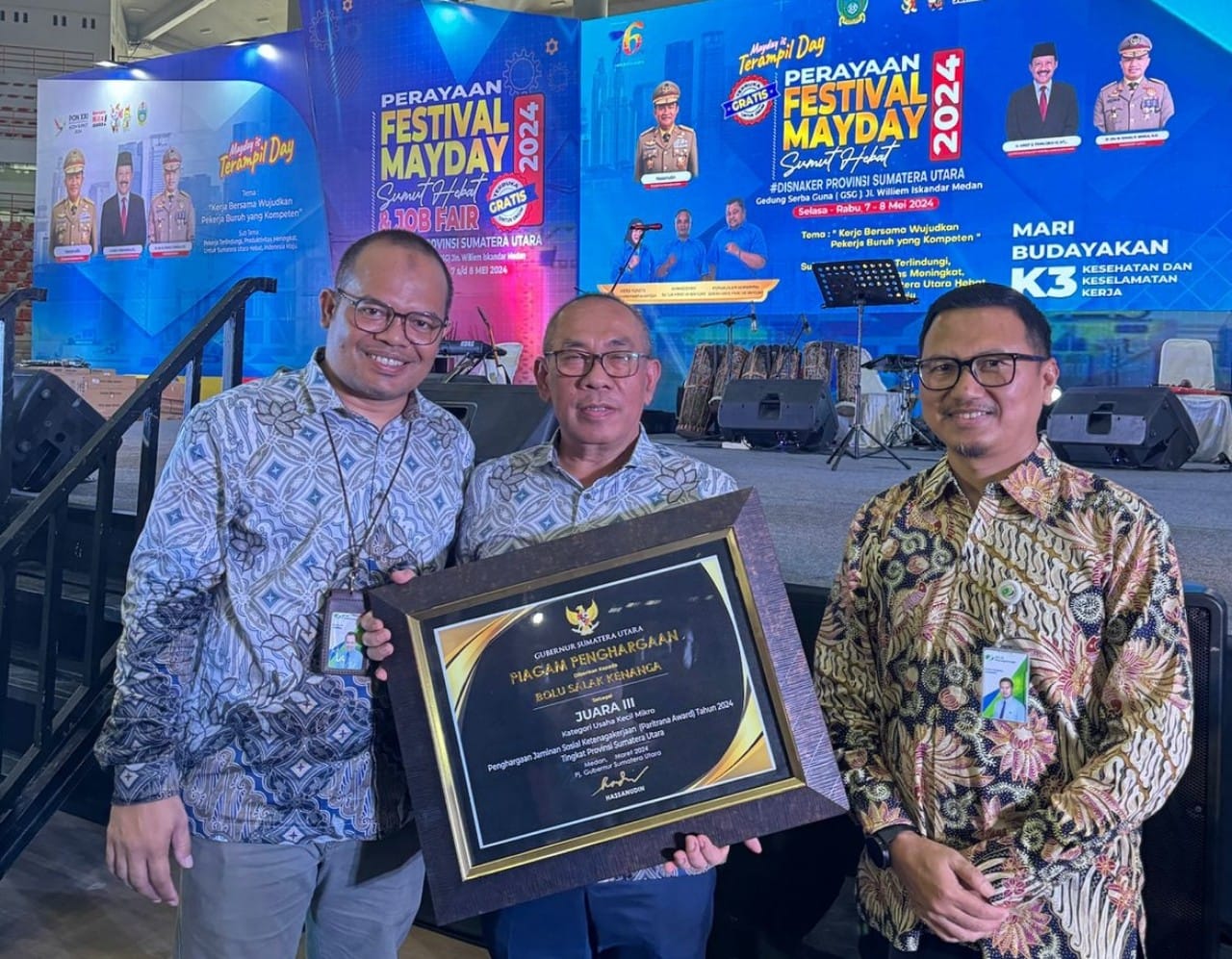 Owner Oleh-oleh khas Tabagsel, Ali Muda Siregar, menerima penghargaan berupa Juara III Paritrana Award tingkat Provinsi Sumut di Medan dari Kepala Kantor BPJS Ketenagakerjaan Wilayah Sumbagut, Henky Rhosidien, saat Festival May Day Sumut Hebat tahun 2024