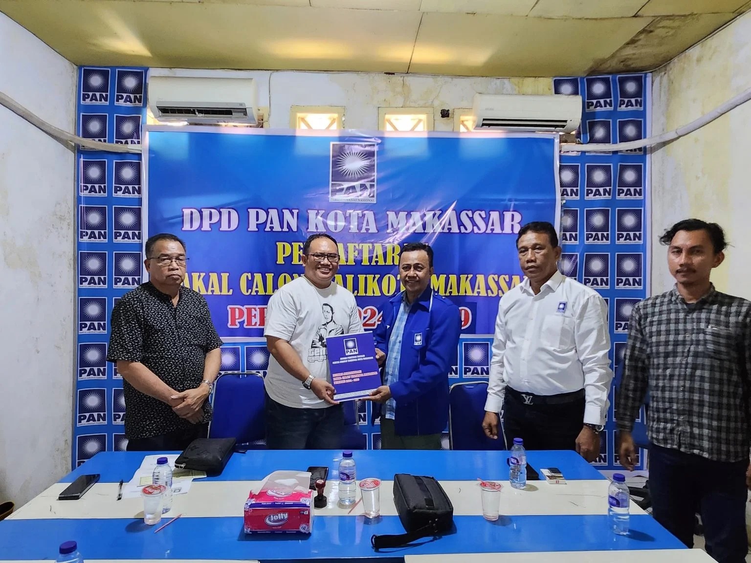 LO Ahmad Susanto mengambil formulir di sekretariat PAN Makassar.