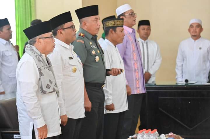 (Dari kiri ke kanan) Ketua MUI Padangsidimpuan, Zulfan Efendi Nasution, Pj Wali Kota, Letnan Dalimunthe, Dandim 0212/Tapanuli Selatan, Letkol Inf Amrizal Nasution, Ketua FKUB, Zulfadli Nasution, dan lainnya, saat pelantikan Pengurus maupun Komisi MUI