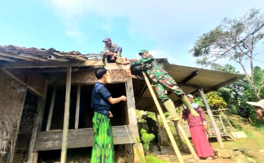 Kodim 0621/Kab.Bogor saat membantu memperbaiki salah satu rumah warga di Bogor