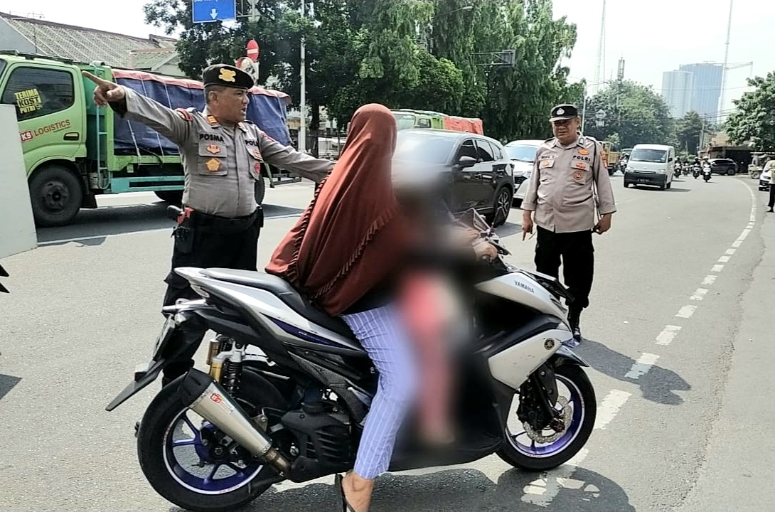 Personel Polsek Kebon Jeruk Jakarta Barat saat menertibkan pengendara motor di TL Kelapa Dua