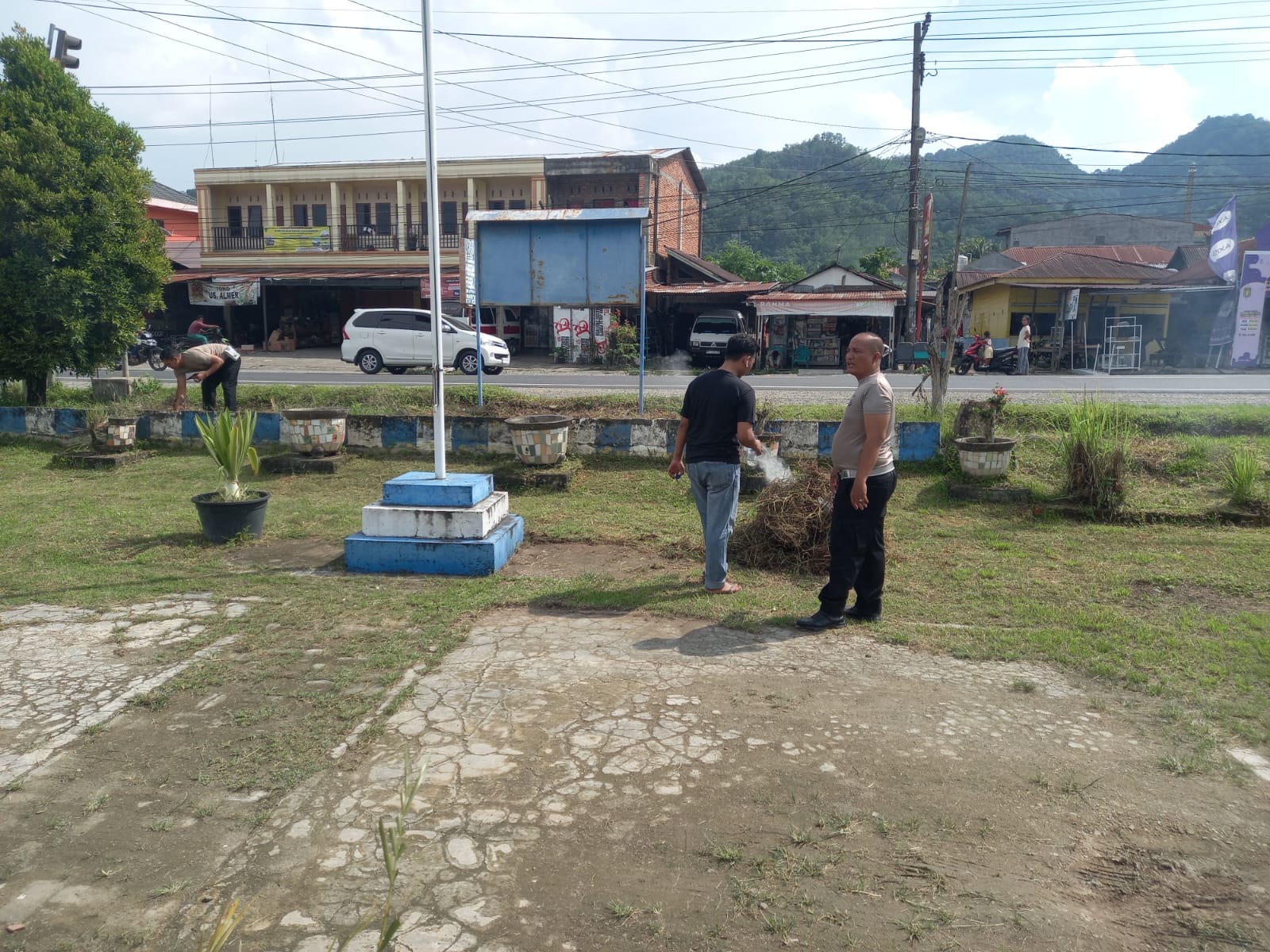 Sejumlah personel Sat Lantas Polres Padangsidimpuan terlihat kompak melakukan kurve di Mako