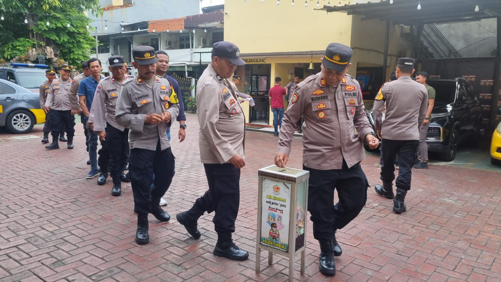 Personil Polsek Tambora saat menyisihkan rezekinya untuk anak yatim piatu