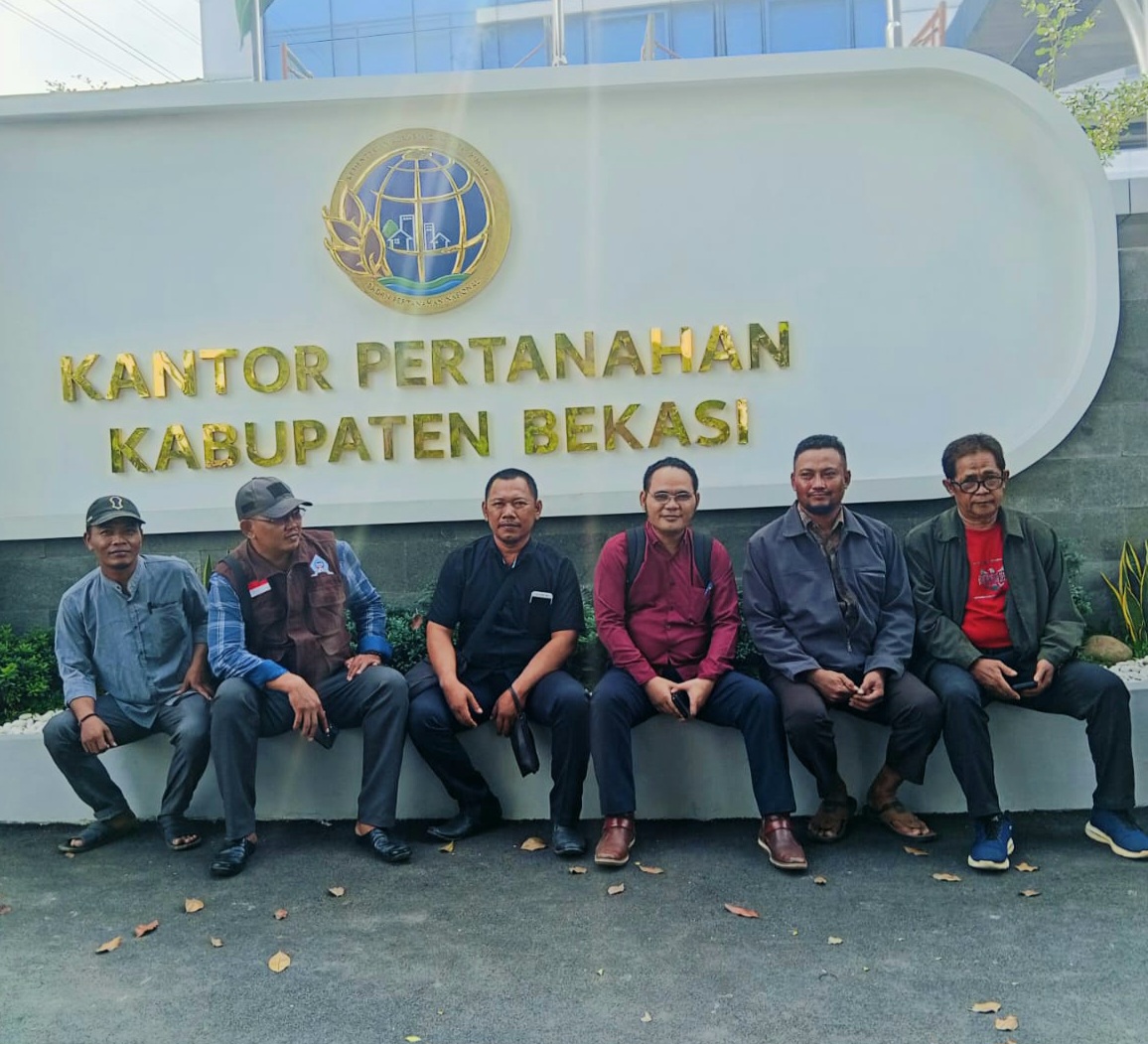 Ketua Forum Komunikasi Masyarakat Tarumanagara, Samsuri, S. Pd, Ketua The Tarumanagara Centre, R. Supian Apandi, Perwakilan Kelompok Tani Hutan BKPH Ujungkrawang, Taufik dan Perwakilan Kelompok Nelayan Pesisir Pantai Tarumajaya, Sahil saat di Kantor BPN Kab.Bekasi