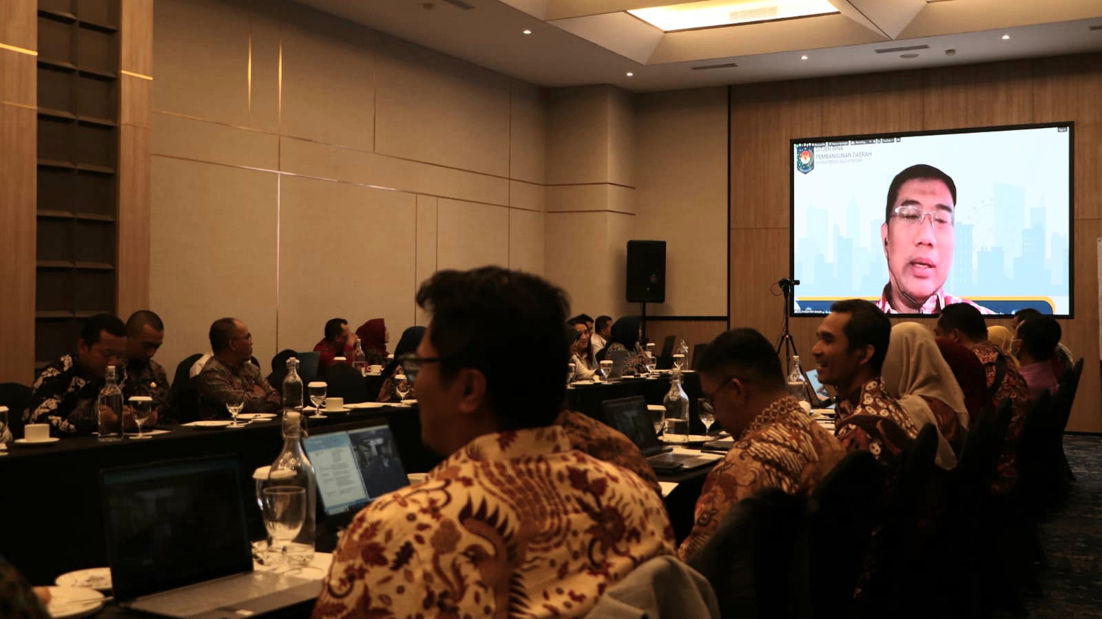 Ditjen Bina Pembangunan Daerah Kementerian Dalam Negeri Zamzani B. Tjenreng membuka rapat evaluasi pelaporan Standar Pelayanan Minimal (SPM) Tahun Anggaran 2024 di Aston Kartika Grogol Hotel, Jakarta.